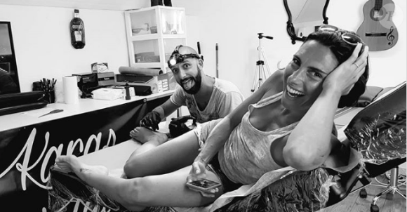 Alessandra Sublet se faisant tatouer le 13 août 2018.