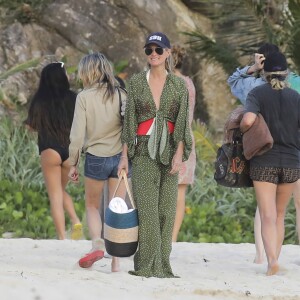 Exclusif - Laeticia Hallyday, sa mère Françoise Thibaut, ses filles Jade et Joy, Sylviane, sur la plage Gouveneur Bay à Saint-Barthélemy, le 19 février 2019.