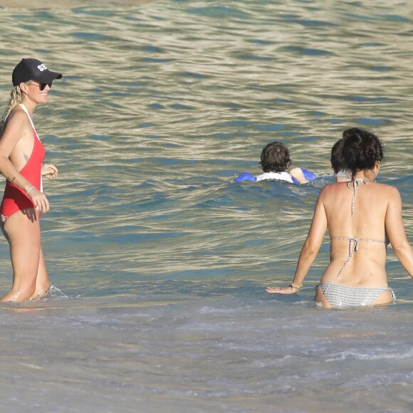 Exclusif - Laeticia Hallyday, sa mère Françoise Thibault, ses filles Jade et Joy, Zofia Borucka sur la plage Gouveneur Bay à Saint-Barthélemy, le 19 février 2019.