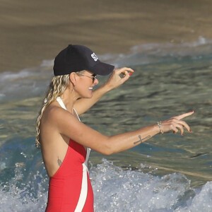 Exclusif  - Laeticia Hallyday - Laeticia Hallyday, sa mère Françoise Thibault, ses filles Jade et Joy, Zofia Borucka sur la plage Gouveneur Bay à Saint-Barthélemy, le 19 février 2019.