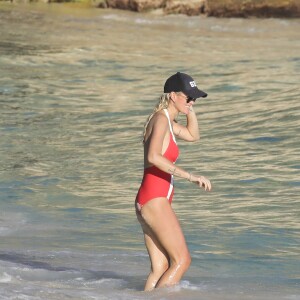 Exclusif - Laeticia Hallyday, sa mère Françoise Thibault, ses filles Jade et Joy, Zofia Borucka sur la plage Gouveneur Bay à Saint-Barthélemy, le 19 février 2019.