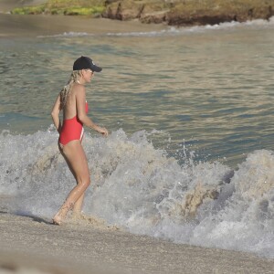 Exclusif - Laeticia Hallyday, sa mère Françoise Thibault, ses filles Jade et Joy, Zofia Borucka sur la plage Gouveneur Bay à Saint-Barthélemy, le 19 février 2019.