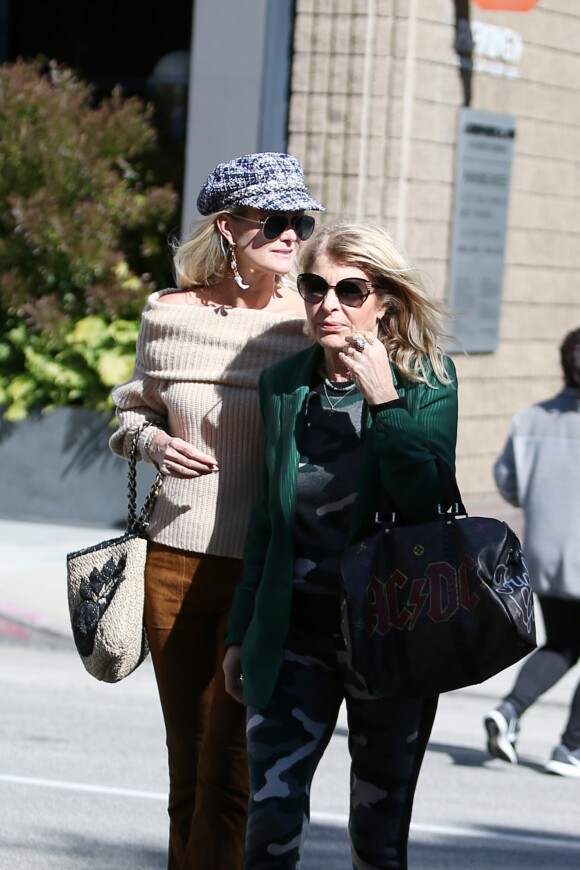 Laeticia Hallyday emmène sa mère Françoise Thibaut au salon de coiffure "Alma Salon"avant d'aller bruncher chez Ladurée avant la sortie de l'école à Beverly Hills le 7 février 2019.