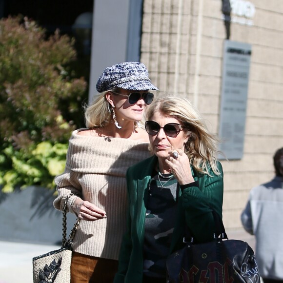 Laeticia Hallyday emmène sa mère Françoise Thibaut au salon de coiffure "Alma Salon"avant d'aller bruncher chez Ladurée avant la sortie de l'école à Beverly Hills le 7 février 2019.