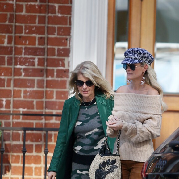 Laeticia Hallyday emmène sa mère Françoise Thibaut au salon de coiffure "Alma Salon"avant d'aller bruncher chez Ladurée avant la sortie de l'école à Beverly Hills le 7 février 2019.