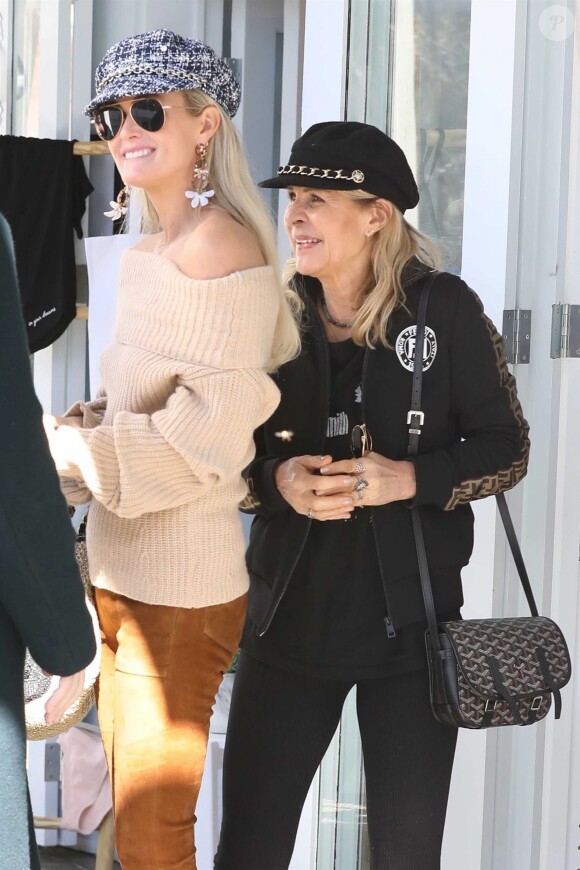 Laeticia Hallyday fait du shopping avec sa mère Françoise Thibaut et rencontre un couple d'amis à Brentwood le 6 février 2019.