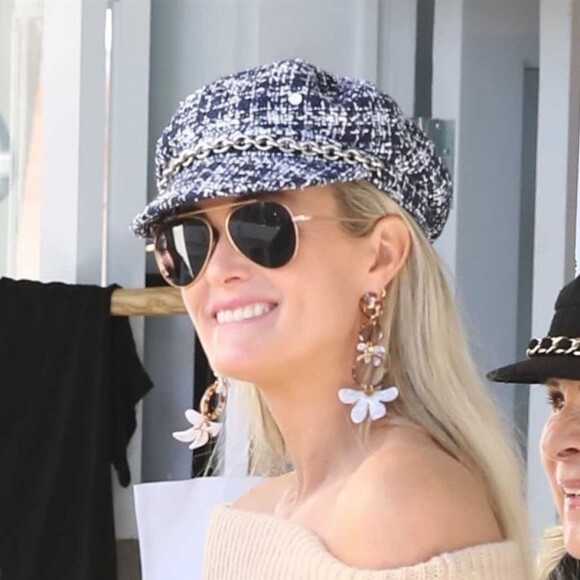 Laeticia Hallyday fait du shopping avec sa mère Françoise Thibaut et rencontre un couple d'amis à Brentwood le 6 février 2019.