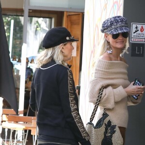 Laeticia Hallyday fait du shopping avec sa mère Françoise Thibaut et rencontre un couple d'amis à Brentwood le 6 février 2019.