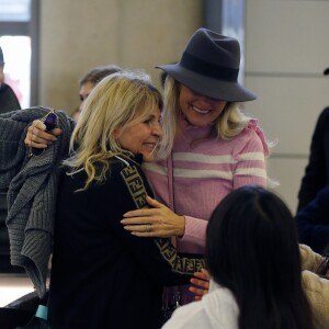 Laeticia Hallyday est allée accueillir sa maman Françoise Thibaut avec ses filles Jade et Joy à l'aéroport de Los Angeles le 3 février 2019.