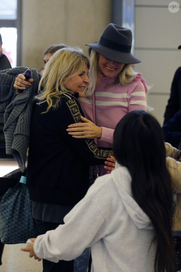 Laeticia Hallyday est allée accueillir sa maman Françoise Thibaut avec ses filles Jade et Joy à l'aéroport de Los Angeles le 3 février 2019.
