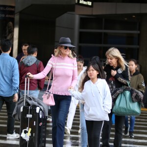 Laeticia Hallyday est allée accueillir sa maman Françoise Thibaut avec ses filles Jade et Joy à l'aéroport de Los Angeles le 3 février 2019.