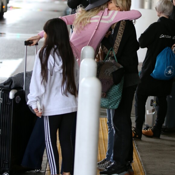 Laeticia Hallyday est allée accueillir sa maman Françoise Thibaut avec ses filles Jade et Joy à l'aéroport de Los Angeles le 3 février 2019.