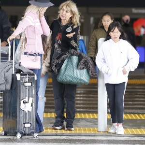 Semi-exclusif - Laeticia Hallyday est allée accueillir sa maman Françoise Thibaut avec ses filles Jade et Joy à l'aéroport de Los Angeles le 3 février 2019.