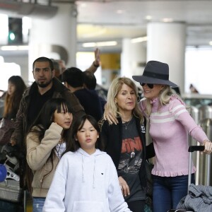 Laeticia Hallyday est allée accueillir sa maman Françoise Thibaut avec ses filles Jade et Joy à l'aéroport de Los Angeles le 3 février 2019.