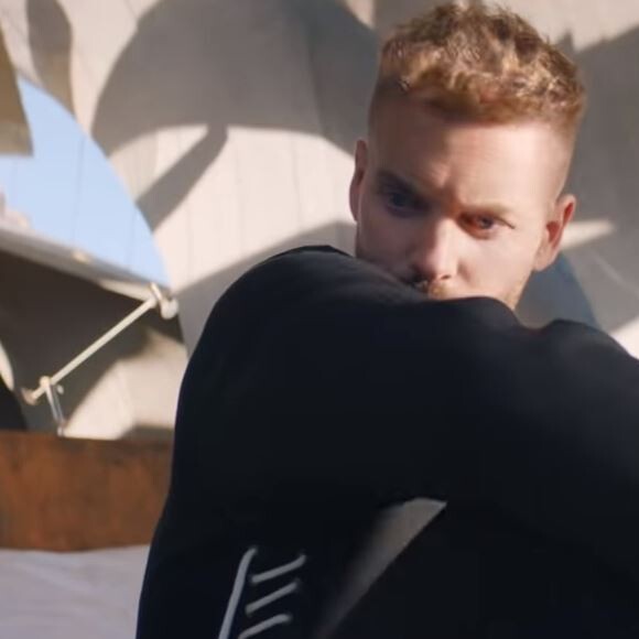 Extrait du clip Les planètes, de M. Pokora. Mars 2019.