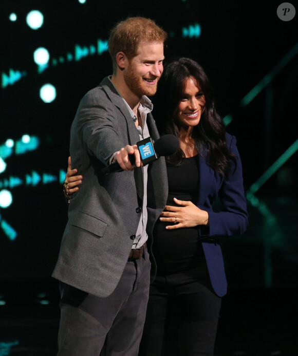 Le prince Harry et Meghan Markle réunis sur la scène du WE Day UK à Wembley, Londres, le 6 mars 2019.