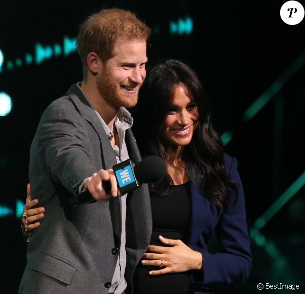 Le prince Harry et Meghan Markle réunis sur la scène du WE Day UK à Wembley, Londres, le 6 mars 2019.