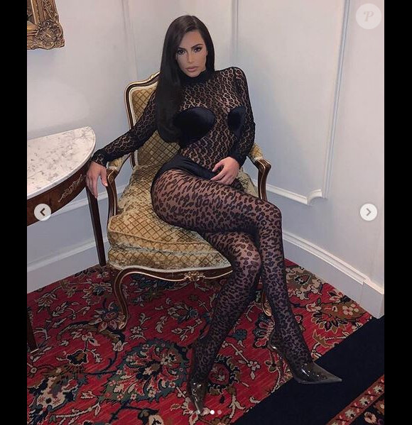Kim Kardashian, habillée d'une combinaison noire transparente et léopard ALAÏA (collection automne 1991). Paris, le 6 mars 2019.
