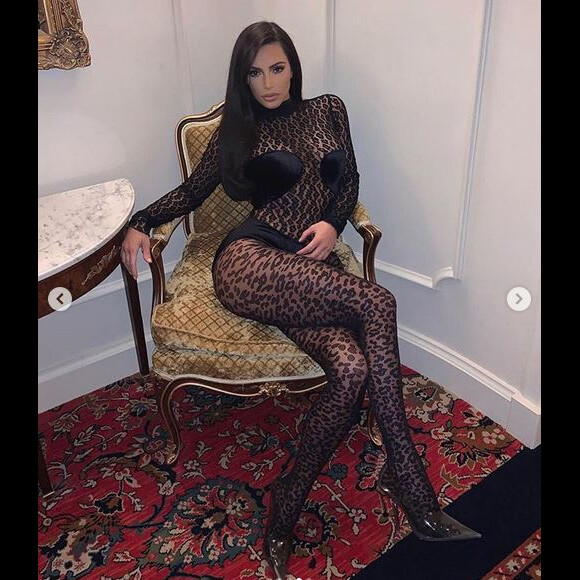 Kim Kardashian, habillée d'une combinaison noire transparente et léopard ALAÏA (collection automne 1991). Paris, le 6 mars 2019.