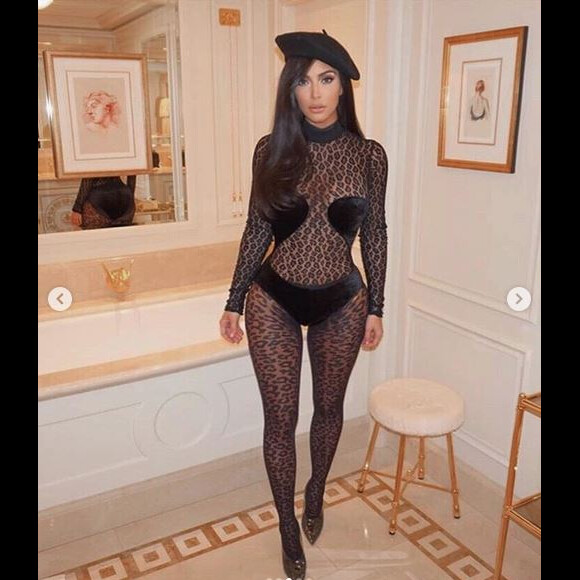 Kim Kardashian, habillée d'une combinaison noire transparente et léopard ALAÏA (collection automne 1991). Paris, le 6 mars 2019.