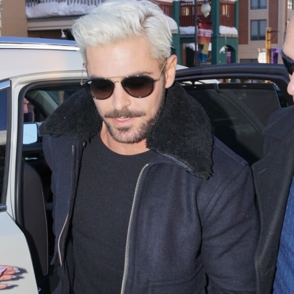 Zac Efron arbore une couleur de cheveux blond platine à son arrivée au Festival du Film Sundance à Park City, le 27 janvier 2019.
