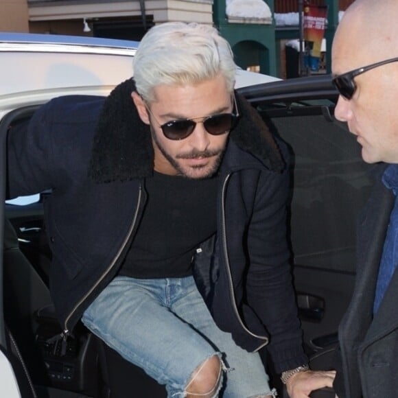 Zac Efron arbore une couleur de cheveux blond platine à son arrivée au Festival du Film Sundance à Park City, le 27 janvier 2019.