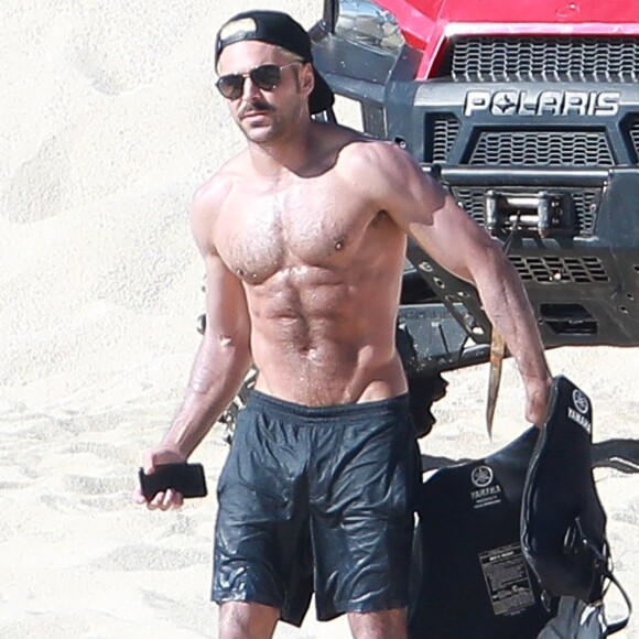 Exclusif - Zac Efron et son frère Dylan s'amusent sur une plage de Cabo San Lucas (Los Cabos) au Mexique le 11 janvier 2019.