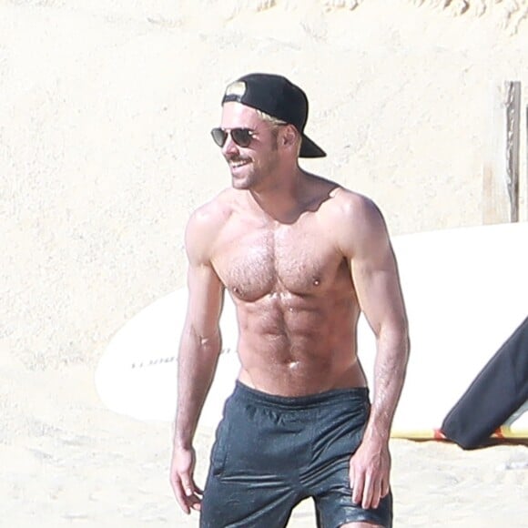 Exclusif - Zac Efron et son frère Dylan s'amusent sur une plage de Cabo San Lucas (Los Cabos) au Mexique le 11 janvier 2019.