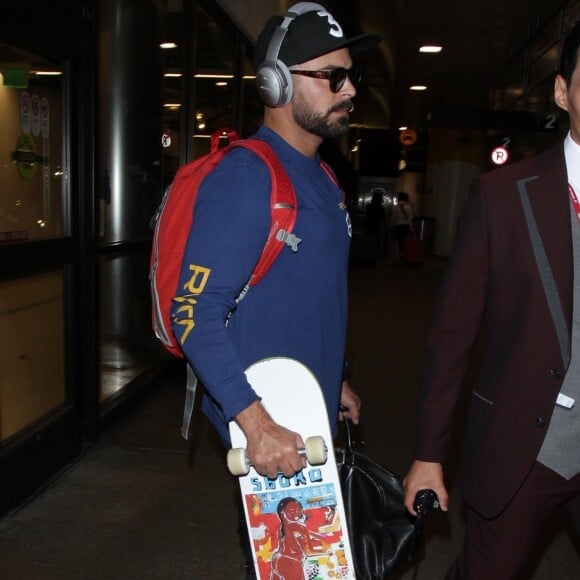 Exclusif - Zac Efron porte un skateboard à la main à son arrivée à l'aéroport de LAX à Los Angeles, le 26 septembre 2018.