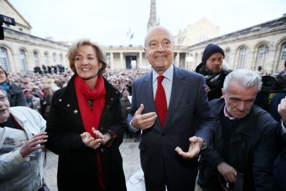L'ancien premier ministre et maire de Bordeaux Alain Juppé et sa femme Isabelle recçoivent les Bordelais dans la cour de l'hôtel de ville avant de quitter définitivement le poste de maire afin d'être membre du conseil constitutionnel, le 7 Mars 2019 à Bordeaux. © Patrick Bernard-Fabien Cottereau/ Bestimage