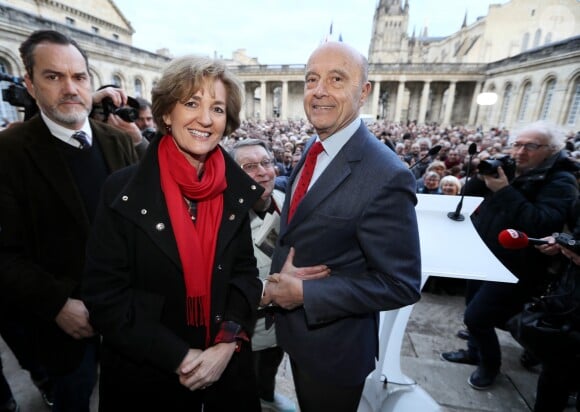 L'ancien premier ministre et maire de Bordeaux Alain Juppé et sa femme Isabelle recçoivent les Bordelais dans la cour de l'hôtel de ville avant de quitter définitivement le poste de maire afin d'être membre du conseil constitutionnel, le 7 Mars 2019 à Bordeaux. © Patrick Bernard-Fabien Cottereau/ Bestimage