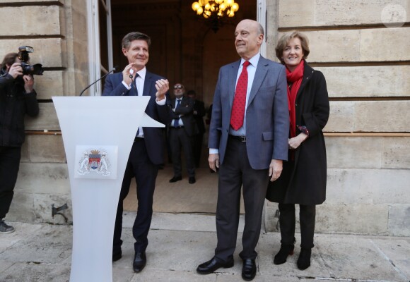 L'ancien premier ministre et maire de Bordeaux Alain Juppé et sa femme Isabelle recçoivent les Bordelais dans la cour de l'hôtel de ville avant de quitter définitivement le poste de maire afin d'être membre du conseil constitutionnel, le 7 Mars 2019 à Bordeaux. © Patrick Bernard-Fabien Cottereau/ Bestimage