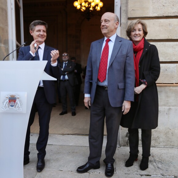 L'ancien premier ministre et maire de Bordeaux Alain Juppé et sa femme Isabelle recçoivent les Bordelais dans la cour de l'hôtel de ville avant de quitter définitivement le poste de maire afin d'être membre du conseil constitutionnel, le 7 Mars 2019 à Bordeaux. © Patrick Bernard-Fabien Cottereau/ Bestimage