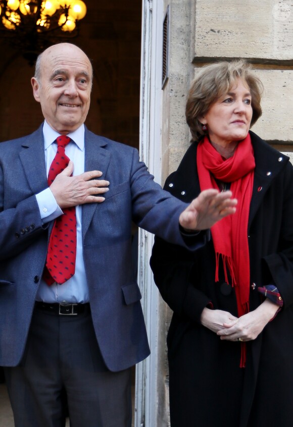 L'ancien premier ministre et maire de Bordeaux Alain Juppé et sa femme Isabelle recçoivent les Bordelais dans la cour de l'hôtel de ville avant de quitter définitivement le poste de maire afin d'être membre du conseil constitutionnel, le 7 Mars 2019 à Bordeaux. © Patrick Bernard-Fabien Cottereau/ Bestimage