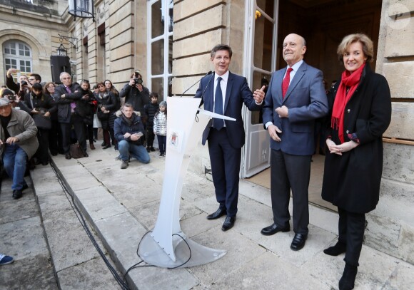 L'ancien premier ministre et maire de Bordeaux Alain Juppé et sa femme Isabelle recçoivent les Bordelais dans la cour de l'hôtel de ville avant de quitter définitivement le poste de maire afin d'être membre du conseil constitutionnel, le 7 Mars 2019 à Bordeaux. © Patrick Bernard-Fabien Cottereau/ Bestimage