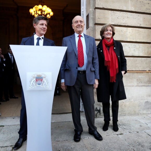 L'ancien premier ministre et maire de Bordeaux Alain Juppé et sa femme Isabelle recçoivent les Bordelais dans la cour de l'hôtel de ville avant de quitter définitivement le poste de maire afin d'être membre du conseil constitutionnel, le 7 Mars 2019 à Bordeaux. © Patrick Bernard-Fabien Cottereau/ Bestimage