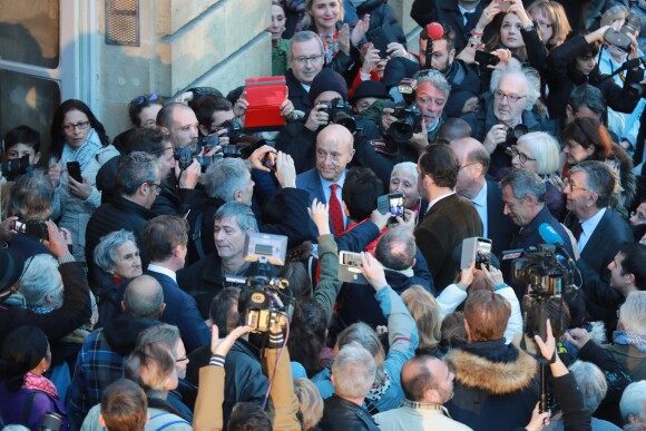 L'ancien premier ministre et maire de Bordeaux Alain Juppé et sa femme Isabelle recçoivent les Bordelais dans la cour de l'hôtel de ville avant de quitter définitivement le poste de maire afin d'être membre du conseil constitutionnel, le 7 Mars 2019 à Bordeaux. © Patrick Bernard-Fabien Cottereau/ Bestimage