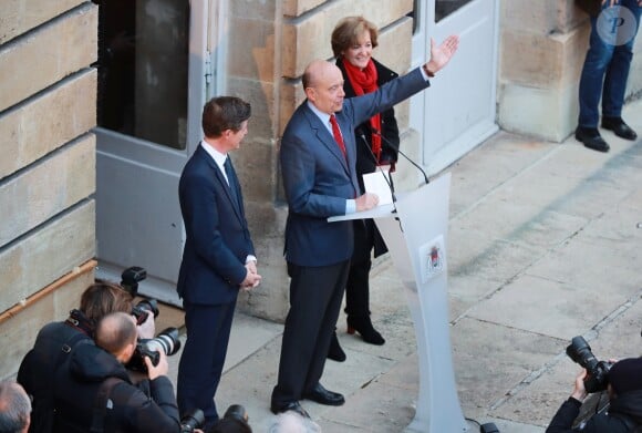 L'ancien premier ministre et maire de Bordeaux Alain Juppé et sa femme Isabelle recçoivent les Bordelais dans la cour de l'hôtel de ville avant de quitter définitivement le poste de maire afin d'être membre du conseil constitutionnel, le 7 Mars 2019 à Bordeaux. © Patrick Bernard-Fabien Cottereau/ Bestimage