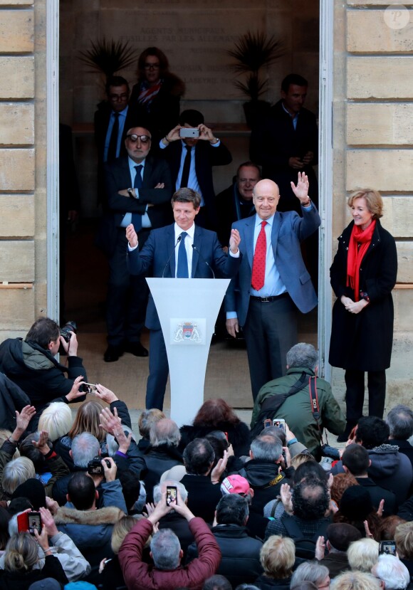 L'ancien premier ministre et maire de Bordeaux Alain Juppé et sa femme Isabelle recçoivent les Bordelais dans la cour de l'hôtel de ville avant de quitter définitivement le poste de maire afin d'être membre du conseil constitutionnel, le 7 Mars 2019 à Bordeaux. © Patrick Bernard-Fabien Cottereau/ Bestimage