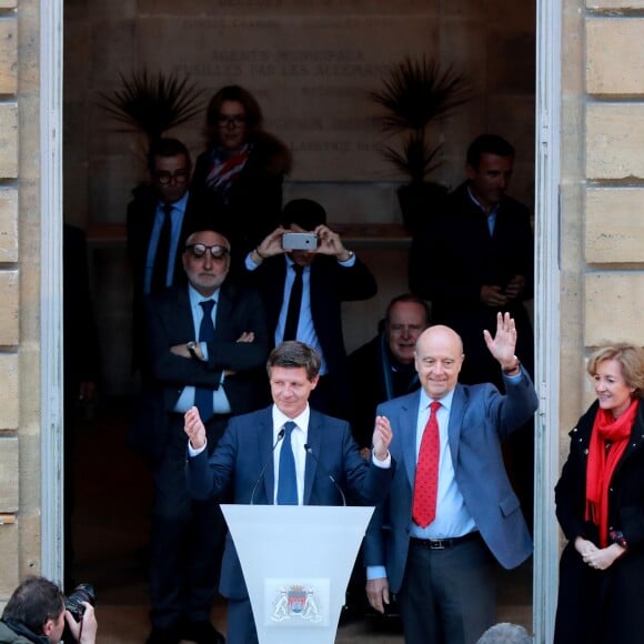 L'ancien premier ministre et maire de Bordeaux Alain Juppé et sa femme Isabelle recçoivent les Bordelais dans la cour de l'hôtel de ville avant de quitter définitivement le poste de maire afin d'être membre du conseil constitutionnel, le 7 Mars 2019 à Bordeaux. © Patrick Bernard-Fabien Cottereau/ Bestimage