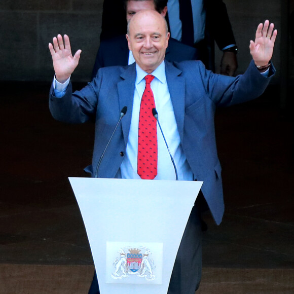 L'ancien premier ministre et maire de Bordeaux Alain Juppé et sa femme Isabelle recçoivent les Bordelais dans la cour de l'hôtel de ville avant de quitter définitivement le poste de maire afin d'être membre du conseil constitutionnel, le 7 Mars 2019 à Bordeaux. © Patrick Bernard-Fabien Cottereau/ Bestimage