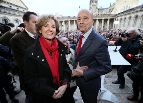 L'ancien premier ministre et maire de Bordeaux Alain Juppé et sa femme Isabelle recçoivent les Bordelais dans la cour de l'hôtel de ville avant de quitter définitivement le poste de maire afin d'être membre du conseil constitutionnel, le 7 Mars 2019 à Bordeaux. © Patrick Bernard-Fabien Cottereau/ Bestimage