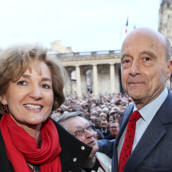 L'ancien premier ministre et maire de Bordeaux Alain Juppé et sa femme Isabelle recçoivent les Bordelais dans la cour de l'hôtel de ville avant de quitter définitivement le poste de maire afin d'être membre du conseil constitutionnel, le 7 Mars 2019 à Bordeaux. © Patrick Bernard-Fabien Cottereau/ Bestimage