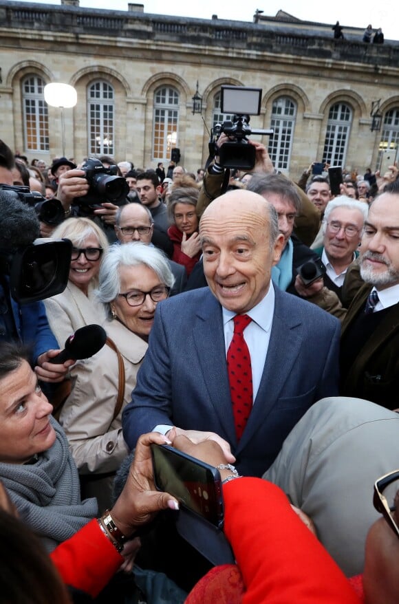 L'ancien premier ministre et maire de Bordeaux Alain Juppé et sa femme Isabelle recçoivent les Bordelais dans la cour de l'hôtel de ville avant de quitter définitivement le poste de maire afin d'être membre du conseil constitutionnel, le 7 Mars 2019 à Bordeaux. © Patrick Bernard-Fabien Cottereau/ Bestimage