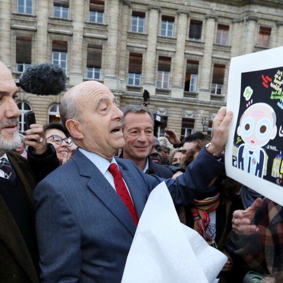 L'ancien premier ministre et maire de Bordeaux Alain Juppé et sa femme Isabelle recçoivent les Bordelais dans la cour de l'hôtel de ville avant de quitter définitivement le poste de maire afin d'être membre du conseil constitutionnel, le 7 Mars 2019 à Bordeaux. © Patrick Bernard-Fabien Cottereau/ Bestimage