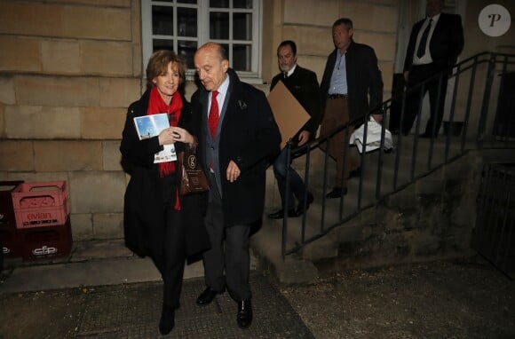 L'ancien premier ministre et maire de Bordeaux Alain Juppé et sa femme Isabelle recçoivent les Bordelais dans la cour de l'hôtel de ville avant de quitter définitivement le poste de maire afin d'être membre du conseil constitutionnel, le 7 Mars 2019 à Bordeaux. © Patrick Bernard-Fabien Cottereau/ Bestimage