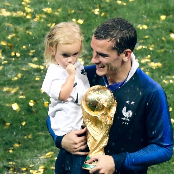 Antoine Griezmann avec la Coupe du monde et sa fille Mia lors de la finale de la Coupe du Monde de Football 2018 à Moscou, opposant la France à la Croatie à Moscou le 15 juillet 2018