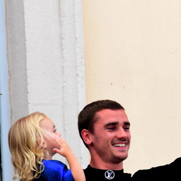 Antoine Griezmann avec le trophée de la coupe du monde de football à sa main gauche et sa fille Mia dans ses bras - Antoine Griezmann venu remercier les supporters de sa ville natale de Mâcon, suite à la victoire de la coupe du monde de football 2018 sur le balcon de l'hôtel de ville © Romain Doucelin / Bestimage Antoine Griezmann came to thank the supporters of his hometown of Mâcon, following the victory of the 2018 football world cup in Mâcon July 20, 2018.20/07/2018 - Mâcon