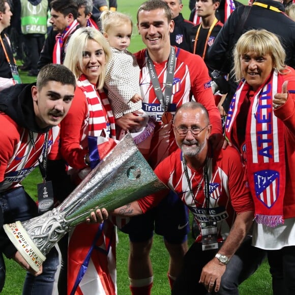 Antoine Griezmann en famille, avec son frère Théo, sa femme Erika Choperena, sa fille Mia, son père Alain et sa mère Isabelle après la finale de la Ligue Europa, l'Olympique de Marseille contre l'Atlético de Madrid au stade Groupama à Decines-Charpieu banlieue de Lyon, France, le 16 mai 2018. L'Atlético de Madrid a gagné 3-0. © Cyril Moreau/Bestimage -