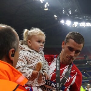 Antoine Griezmann et sa fille Mia après la finale de la Ligue Europa, l'Olympique de Marseille contre l'Atlético de Madrid au stade Groupama à Decines-Charpieu banlieue de Lyon, France, le 16 mai 2018. L'Atlético de Madrid a gagné 3-0. © Cyril Moreau/Bestimage